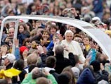После завершения традиционной коллективной аудиенции на площади Святого Петра Бенедикт XVI приветствовал  группу детей из бесланской школы