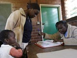 Наблюдатели сходятся во мнении, что 84-летний Роберт Мугабе, возглавляющий Зимбабве с момента обретения независимости в 1980 году, станет президентом в шестой раз, а правящая партия ЗАНУ-ПФ наберет большинство мест в парламенте