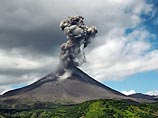 На Камчатке активизировался вулкан Карымский. В воскресенье он выбросил столб пепла и газа на высоту до семи километров