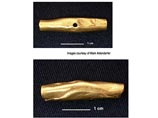 Отметки на золотых элементах указывают на то, что они были сглажены каменным молотком и согнуты путем постукивания их по цилиндрической поверхности, чтобы придать форму трубки