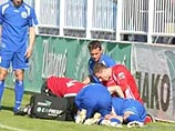 Хорватский футболист погиб, ударившись во время матча головой о бетонную стену (ВИДЕО)