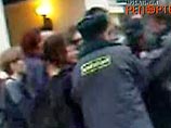 Сотрудники московской милиции накануне вечером жестоко избили группу молодежи у станции метро "Сокольники"