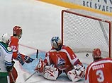 Уфимский "Салават Юлаев" на своем льду одержал победу над ярославским "Локомотивом" во втором матче финальной серии чемпионата России со счетом 2:0.