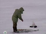 Два рыбака утонули, провалившись под лед, в Ленинградской области, еще 16 человек спасатели сняли со льда Ладожского озера