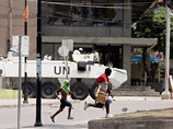 Очевидцы говорят, что миротворцы ООН резиновыми пулями и слезоточивым газом отогнали протестующих от ворот дворца в Порт-о-Пренсе - главном городе бедного островного государства в Карибском море