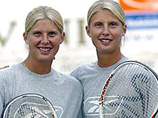 Австрийская теннисистка Даниэла Клеменшиц, выступавшая в паре со своей сестрой-близнецом Сандрой, скончалась в минувшую среду от рака желудка в возрасте 25 лет