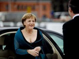 "Подчеркнуто женственным" назвала немецкая газета Tagesspiegel вечернее платье черно-синей расцветки с глубоким декольте, которое глава немецкого правительства продемонстрировала публике в столице Норвегии