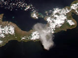 Извержение вулкана Эгон на острове Флорес в восточной части Индонезии началось поздно вечером во вторник