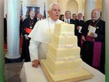Буш подарил Папе большой торт, хрустальный крест и коллекцию записей американской классической музыки