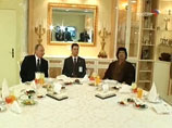 Лидер ливийской революции Муамар Каддафи пригласил в четверг утром Владимира Путина на завтрак к себе домой, и президенты договорились о списании ливийского долга