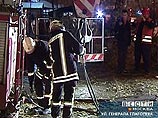 Однако при въезде во двор дома под колесами пожарного ЗиЛа неожиданно просел грунт, и задний мост машины ушел под землю Однако при въезде во двор дома под колесами пожарного ЗиЛа неожиданно просел грунт, и задний мост машины ушел под землю