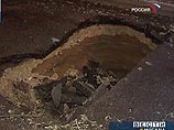 В Москве под землю провалилась пожарная машина, спешившая на вызов 