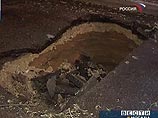 В Москве под землю провалилась пожарная машина, спешившая на вызов В Москве под землю провалилась пожарная машина, спешившая на вызов
