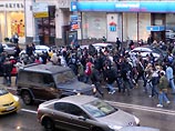 150 молодых людей обхитрили милицию и перекрыли Тверскую, протестуя против произвола 150 молодых людей обхитрили милицию и перекрыли Тверскую, протестуя против произвола
