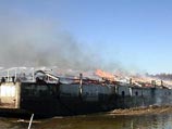 Пожар на дебаркадере, расположенном на Крестовском острове, на набережной Мартынова, произошел в воскресенье около двух часов дня