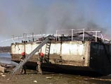 Пожар на дебаркадере в Петербурге локализован - жертв нет