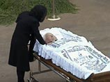 Неделю назад на кладбище началась установка памятника Ельцину