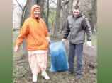 Московские кришнаиты вышли на субботник в Березовой роще Московские кришнаиты вышли на субботник в Березовой роще