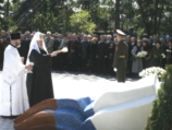 Предстоятель РПЦ почтил память Ельцина на Новодевичьем кладбище в годовщину его кончины и совершил чин освящения памятника, установленного на могиле первого президента РФ