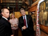 Виктор Ющенко и его жена Екатерина показывают иконы Владимиру Путину в своем доме под Киевом
