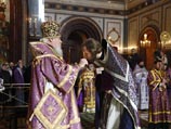 Алексий II подчеркнул, что радость "светлого праздника Пасхи дается тем, кто достойно и с чистым сердцем выходит навстречу Воскресшему Господу и Спасителю"
