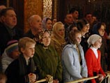 В Великий Четверг Патриарх причастил в храме Христа Спасителя в Москве несколько сот человек