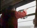 Он охотится из окна движущего поезда. После нескольких выстрелов Жириновский пожаловался, что "глаз уже не тот"
