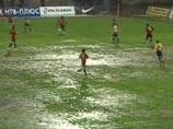 Поле стадиона во Владивостоке из-за непрекращающегося дождя превратилось в самое настоящее болото