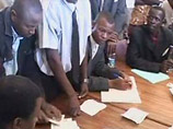 Пересчет голосов по всеобщим выборам в Зимбабве
подтверждает победу оппозиции
