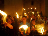 Священный огонь появился в Кувуклии - часовне внутри храма, над каменным ложем, на котором покоилось в Великую субботу погребенное Тело Христа