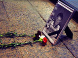 Активисты общественного движения "Ночной дозор", созданного в прошлом году для защиты от вандалов памятника Воину-освободителю (Бронзовый солдат), в субботу зажгли свечи и возложили цветы на месте гибели постоянно проживавшего в Эстонии гражданина России 