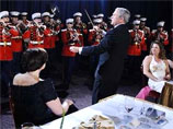 Президент США Джордж Буш в субботу вечером взял в руки дирижерскую палочку и в течение двух с половиной минут упоенно дирижировал Главным оркестром морской пехоты США, который играл в этом момент попурри из известных американских патриотических маршей