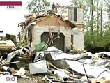 Торнадо оставили за собой разрушенные дома, перевернутые машины и выкорчеванные деревья