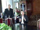 Три года Караченцов не выходит на подмостки, и на своем творческом вечере он был почетным зрителем, заняв место в 9 ряду партера