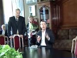Три года Караченцов не выходит на подмостки, и на своем творческом вечере он был почетным зрителем, заняв место в 9 ряду партера Три года Караченцов не выходит на подмостки, и на своем творческом вечере он был почетным зрителем, заняв место в 9 ряду партера