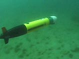 Группа из 13 ныряльщиков применяет беспилотную подводную лодку Remus, управляемую компьютером, которая ведет съемку морского дна