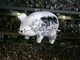 Гигантская надувная свинья с подписью Роджера Уотерса, являвшаяся с момента выхода в 1977 году альбома "Animals" и песни "Pigs on the Wing" обязательным атрибутом выступлений группы, улетела в небо