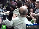 Сторонники Объединенной грузинской оппозиции, недовольные работой главы Центральной избирательной комиссии (ЦИК) Левана Тархнишвили, вступили в схватку со спецназом возле здания ЦИК