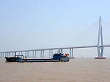 На востоке Китая в четверг было открыто пробное автомобильное движение по самому длинному в мире морскому мосту