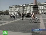 Вокруг Александрийского столпа ездит голый велосипедист. Милиция не вмешивается