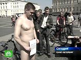 Вокруг Александрийского столпа ездит голый велосипедист. Милиция не вмешивается Вокруг Александрийского столпа ездит голый велосипедист. Милиция не вмешивается
