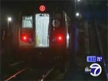 В Нью-Йорке поезд метро сошел с рельсов, эвакуированы более 400 человек В Нью-Йорке поезд метро сошел с рельсов, эвакуированы более 400 человек