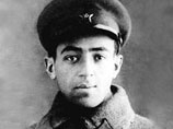 В 1941 году Этуш поступил вольнослушателем в Щукинское училище, но началась война, и студент, несмотря на бронь, добровольцем ушел на фронт. В 1941 году Этуш поступил вольнослушателем в Щукинское училище, но началась война, и студент, несмотря на бронь, добровольцем ушел на фронт.