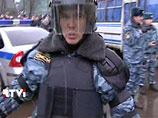 До этого, напомним, у метро митингующих поджидали милиция, ОМОН, Внутренние войска и "автозаки" До этого, напомним, у метро митингующих поджидали милиция, ОМОН, Внутренние войска и "автозаки"
