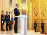 Правительство России сложило полномочия перед президентом Дмитрием Медведевым, который в среду вступил в должность Правительство России сложило полномочия перед президентом Дмитрием Медведевым, который в среду вступил в должность