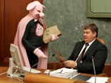 8 мая мероприятия в одном из торговых центров проведет Свиночеловек (Цукменс) - символ борьбы с загрязнением окружающей среды