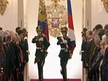 Церемония инаугурации началась с того, что в Андреевский зал Большого кремлевского дворца внесли два штандарта: флаг России и президентский