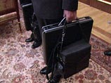 "Ядерный чемоданчик" - устройство, хранящее коды для приведения в действие ядерного арсенала, которое всегда находится у высших политических и военных руководителей государства