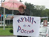 Жители Крыма перед Днем Победы массово вывешивают из окон российские флаги