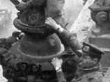 Символичное фото водружения знамени на Рейхстаг было сфальсифицировано: с руки солдата стерли ворованные часы
